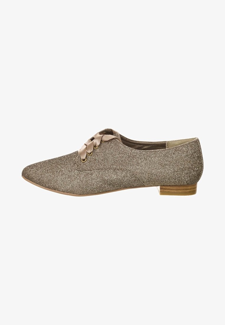 Ballerine beige texturée avec un bout pointu, ornée d'un nœud taupe décoratif et d'un petit talon minimal. Convient pour un usage décontracté.