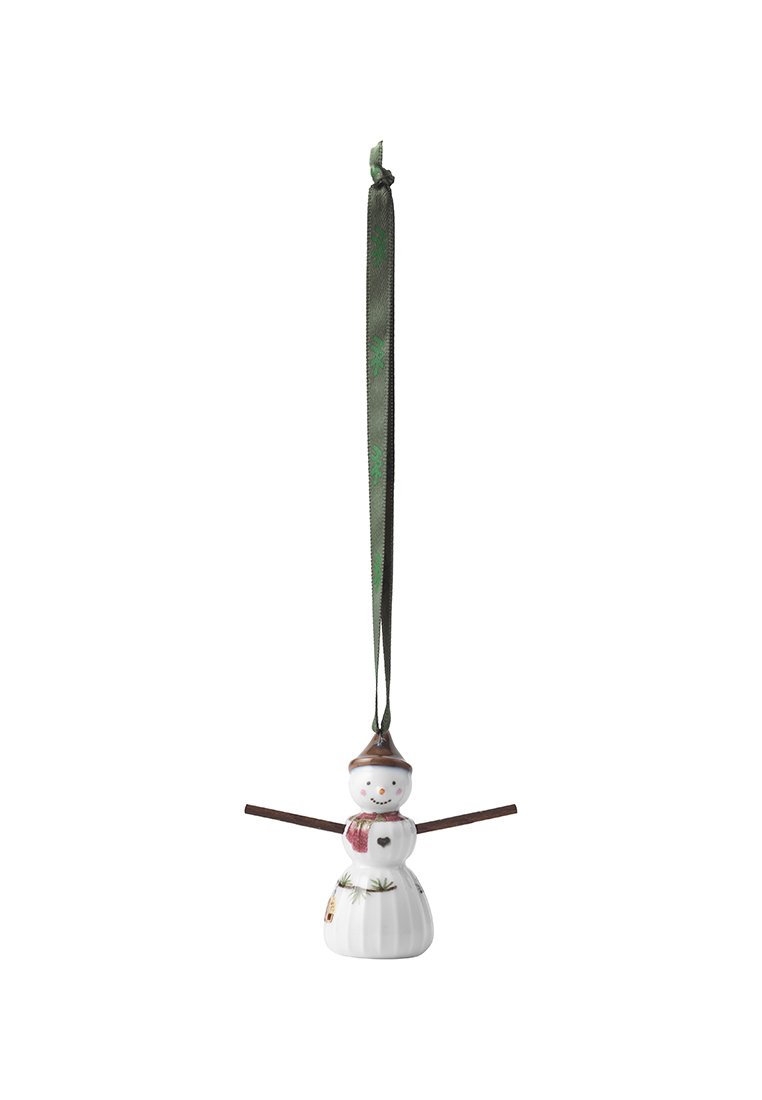 Keramischer Schneemann mit einem braunen Hut, rotem Schal und Zweigarmen. Grünes Band zum Aufhängen. Mit bemalten Kiefern- und Herzdetails.