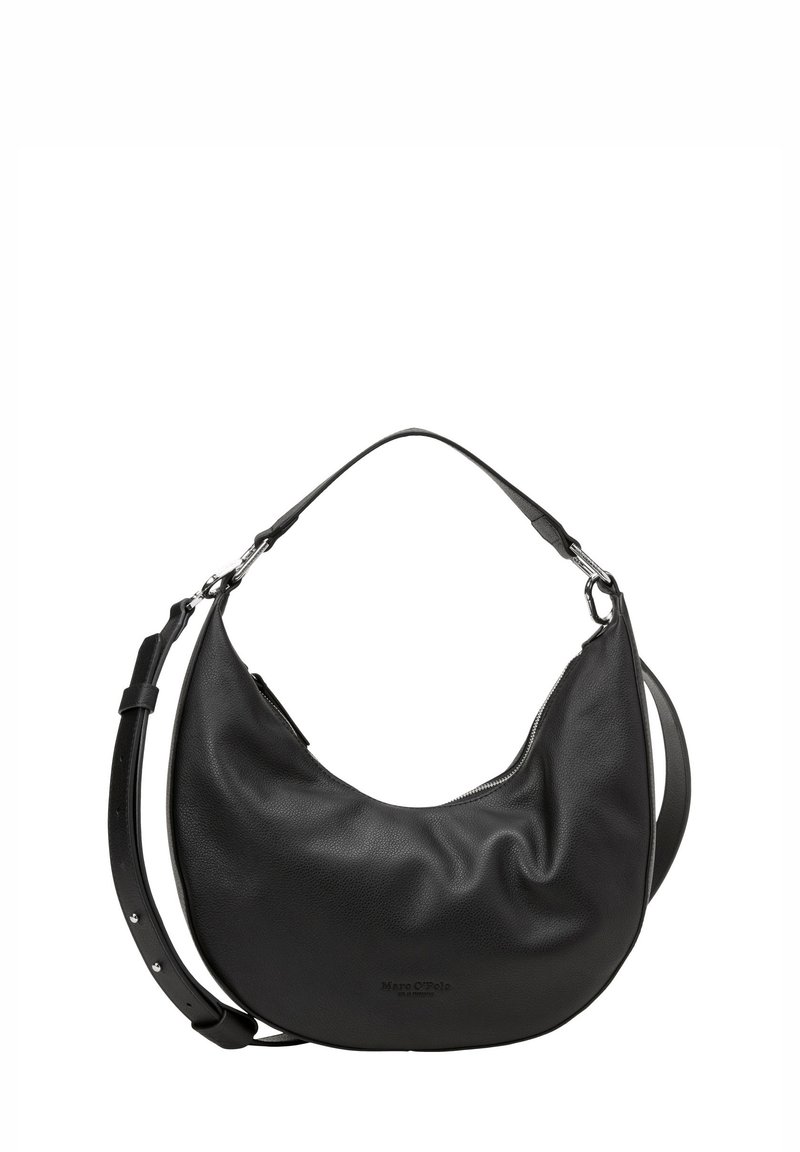 Borsa a tracolla a forma di mezzo cerchio in pelle nera, con manico corto e tracolla regolabile, accessori in argento e chiusura con zip.