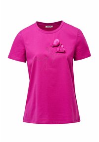 Camiseta de algodón fucsia de manga corta, con un diseño texturizado de flores con cuentas y un logotipo de texto metálico en plata.