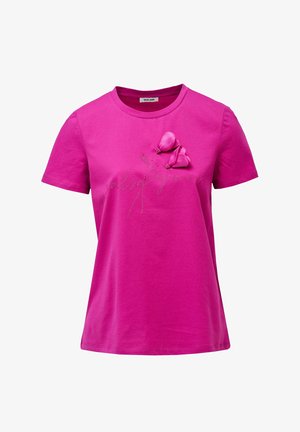 Camiseta de algodón fucsia de manga corta, con un diseño texturizado de flores con cuentas y un logotipo de texto metálico en plata.
