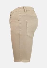 Pantalones cortos de mezclilla beige con un diseño ajustado, cintura de altura media, estilo de cinco bolsillos y dobladillo deshilachado. Textura suave con sutiles detalles de costura.