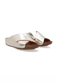 Metallisch silberne Slip-On-Sandalen mit gekreuzten Riemen, strukturiertem Leder und einer natürlichen geflochtenen Sohle. Sie verfügen über eine abgerundete Spitze und dezente Nähte.