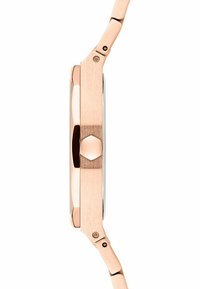 Montre en or rose avec un boîtier rectangulaire, surface lisse et couronne sur le côté. Présente une finition polie et un attachement de bracelet mince.