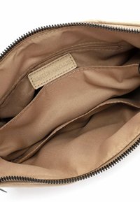 Borsa a tote in tessuto beige con chiusura a zip, dotata di un interno liscio, tasca con zip singola e un'etichetta in pelle con la scritta "EMILY & NOAH."