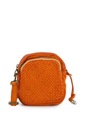 Mała pomarańczowa skórzana torebka na ramię z plecioną przednią kieszenią, zamkiem błyskawicznym oraz regulowanym paskiem z metalową klamrą i zatrzaskiem.