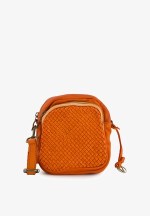 Lille orange læder crossbodytaske med vævet forlomme, lynlås lukning og justerbar rem med metal spænde og lås.
