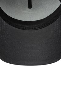 Gorra negra con visera plana, hecha de un tejido texturizado. El interior muestra un forro gris claro con costuras visibles a lo largo del borde de la visera.
