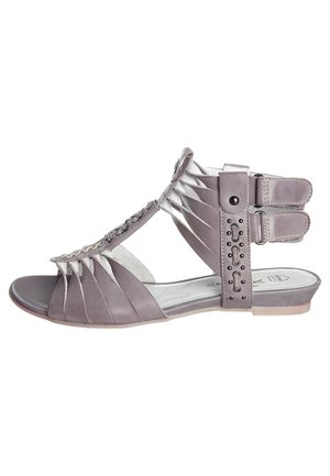 Szare skórzane sandały z designem T-strap, teksturowaną górą z warstwowanymi fałdami, regulowanymi klamrami i płaską podeszwą.