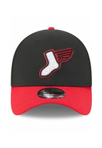 Schwarze und rote Kappe mit einem weißen Logo eines geflügelten Sockets und dem aufgestickten Text "Chicago" auf der Vorderseite, mittlerer bis großer Aufkleber auf dem roten Schirm.
