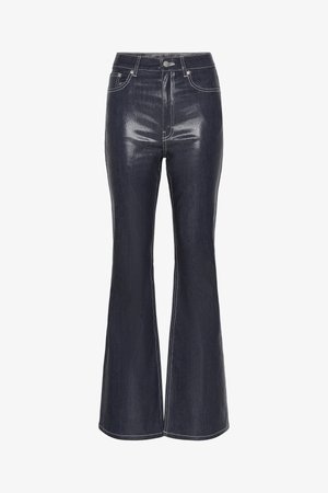 Dunkelblaue ausgestellte Jeans, hoch geschnittenes Design, helle Nähte, zwei Fronttaschen, glatte Textur und ein leichter Glanz des Stoffs.