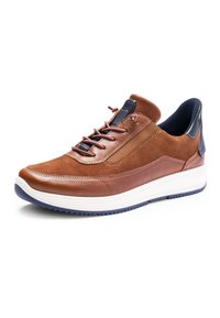 Brauner Sneaker aus Leder und Wildleder mit marineblauen Fersen-Details, Schnürung vorne und weißer, gepolsterter Sohle.