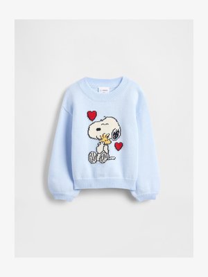 Svijetloplavi džemper s likom Snoopyja koji drži Woodstoka i dva crvena srca sprijeda, s rebrastim rukavima i ovratnikom.