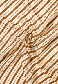 Bomuldsstof med vekslende brune og cremefarvede vandrette striber, som har en glat tekstur og en let glans.