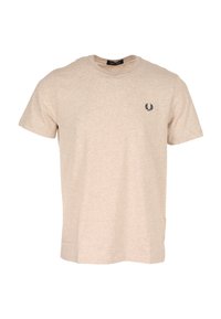 Beige t-shirt med kort ärm i en bomullsblandning, med rund halsringning och ett litet svart emblem på vänster bröst.