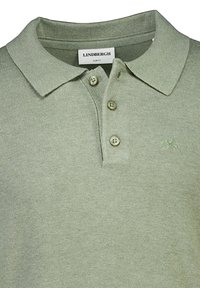 Polo shirt slim fit di colore verde chiaro. Presenta un colletto a costine, patta con tre bottoni e un piccolo logo ricamato sul petto sinistro.