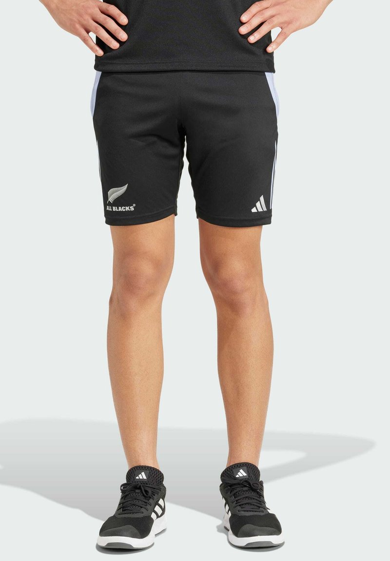 Mustat urheilushortsit, jotka on valmistettu kevyestä kankaasta. Ne ovat istuvia ja niissä on kontrastivalkoiset sivuraidat sekä "ALL BLACKS" -logo vasemmassa lahkeessa.