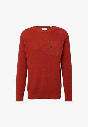 Rode gebreide trui met een textuurafwerking, voorzien van een patchzak op de linkerborst en ribgebreide manchetten en zoom.