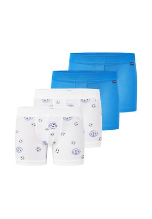 Vier Paare Jungen-Boxershorts: zwei einfarbige blaue und zwei weiße mit Fußballmustern. Hergestellt aus weichem Baumwollmaterial und mit elastischen Bündchen.