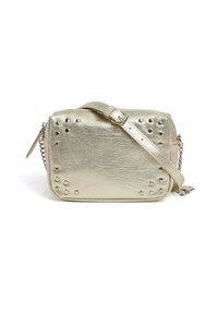 Bolso cruzado metálico dorado con un acabado texturizado, que presenta detalles de tachuelas y una correa desmontable. Cierre con cremallera y herrajes de cadena.