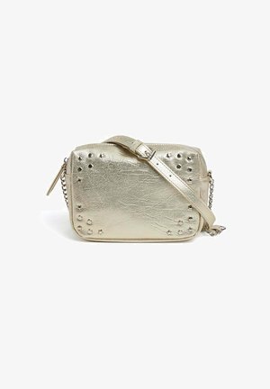 Bolso cruzado metálico dorado con un acabado texturizado, que presenta detalles de tachuelas y una correa desmontable. Cierre con cremallera y herrajes de cadena.