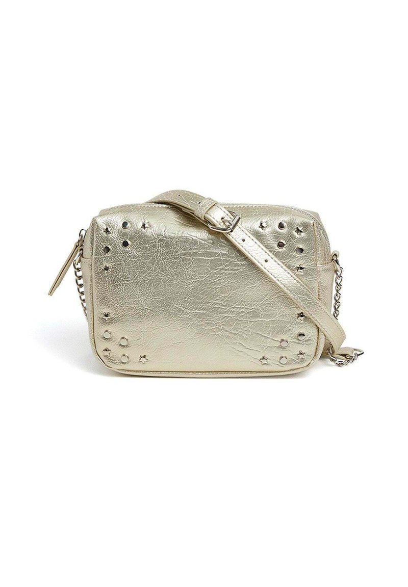 Bolso cruzado metálico dorado con un acabado texturizado, que presenta detalles de tachuelas y una correa desmontable. Cierre con cremallera y herrajes de cadena.