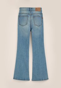 Ljust blå jeans med utsvängda ben och hög midja, bakfickor samt en brun märkesläderlapp vid midjebandet.