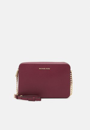 Prostokątna bordowa skórzana torebka na ramię z złotym łańcuszkowym paskiem i logo Michael Kors z przodu.