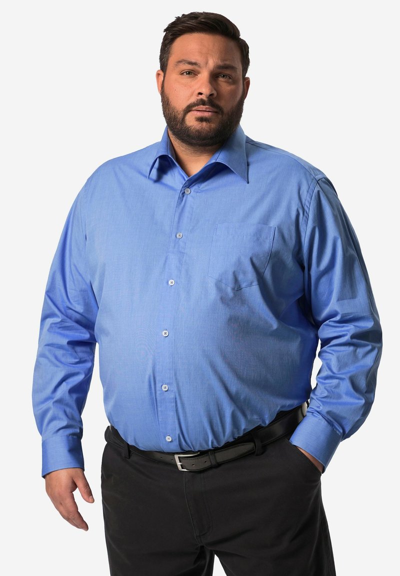 Světle modrá košile s dlouhým rukávem a knoflíkovým zapínáním, s kapsou na prsou, spárovaná s černými kalhotami. Košile má hladký povrch a standardní límeček.