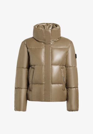 Veste puffer brillante marron avec un col haut, un design matelassé, des poches latérales et un patch logo sur la manche. Texture lisse et forme volumineuse.