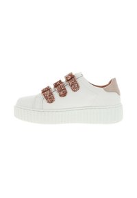 Sneaker blanche avec une semelle texturée blanche, ornée de trois bandes en paillettes rose gold et d'un accent lisse en tan au niveau du talon.