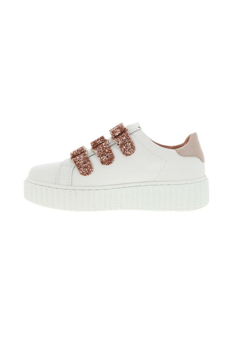 Sneaker blanche avec une semelle texturée blanche, ornée de trois bandes en paillettes rose gold et d'un accent lisse en tan au niveau du talon.