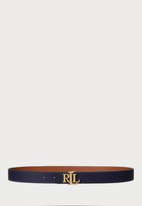 Meripati kulit navy dengan tekstur, dilengkapi dengan gesper logo "RL" berwarna emas dan lapisan dalam yang kontras berwarna coklat muda.