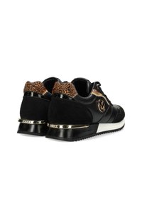 Baskets noires avec des accents en suède et imprimé léopard, présentant un détail en métal doré sur le talon et une semelle en caoutchouc texturée.