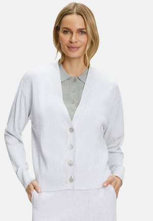 Hellgrauer, gerippter Cardigan mit langen Ärmeln, V-Ausschnitt, Knopfleiste und Taschen. Weiche Textur und lockere Passform.
