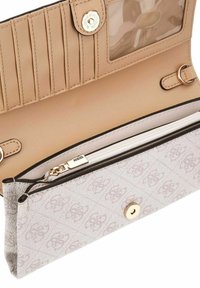 Portefeuille avec extérieur en tissu gris clair présentant un motif texturé. L'intérieur est en cuir beige, avec des fentes pour cartes et un compartiment zippé.