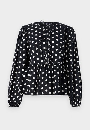 Čierna blúzka s dlhými rukávmi a bielymi bodkami, s plisovaným pásom, volánikmi na chrbte a uzáverom na gombík v tvare kľúčovej diery pri krku.