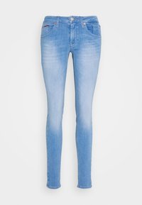 Jeans ajustados de color azul claro con un ligero desvanecimiento en los muslos, bolsillos frontales, trabillas y cierre de botón sobre un fondo blanco.
