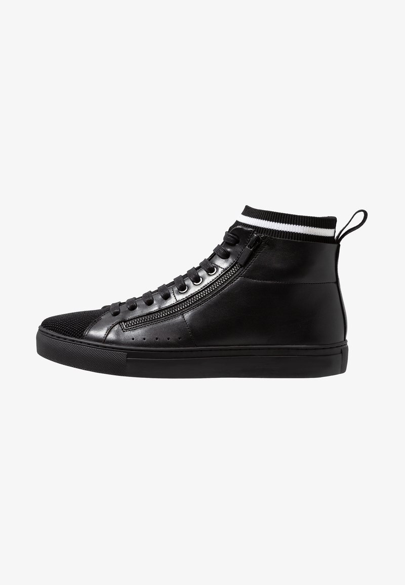 Baskets montantes noires avec fermeture éclair latérale, lacets noirs, col en maille avec bande blanche et languette au talon.