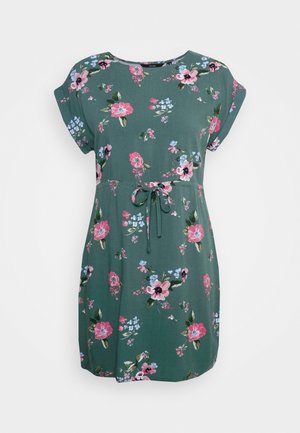 Grünes kurzärmeliges Kleid mit pinkem, weißem und blauem Blumenmuster und einer Taillenschleife auf weißem Hintergrund.