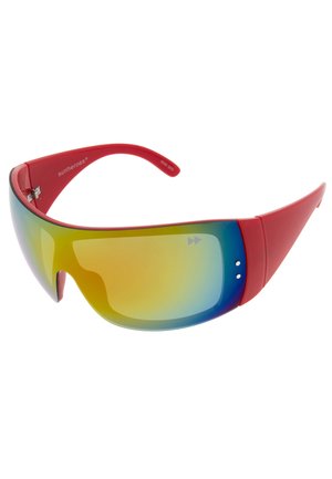 Zonnebril met een rood plastic frame en een wrap-around ontwerp. De glazen hebben een gradiëntpatroon in gele, blauwe en groene tinten.