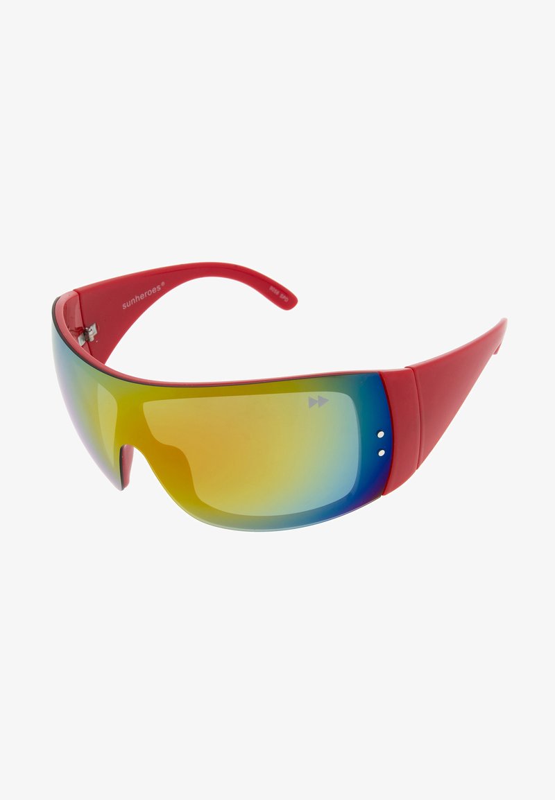 Sluneční brýle s červeným plastovým rámem a designem obklopující hlavu. Skla mají gradientní vzor v odstínech žluté, modré a zelené.