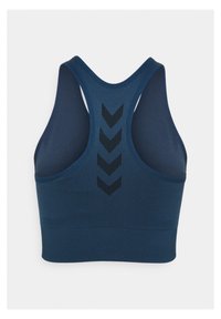 Mørkeblå sports-bh med racerback-design, som har et teksturert panel og tre vertikale sorte chevron-striper på baksiden.