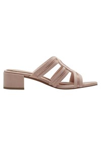 Sandales à talons carrés rose clair avec trois larges lanières présentant des découpes horizontales et une texture douce semblable à du daim. Semelle plate, design simple.
