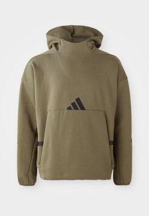Olivgrüner Kapuzenpullover aus weichem Stoff, mit einer Fronttasche und schwarzen Logodetails. Das Design umfasst eine lässige Passform und gerippte Bündchen.