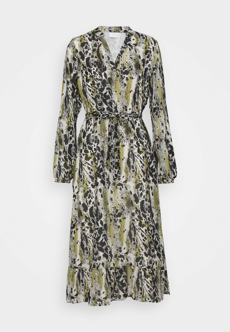 Robe longue en tissu léger avec un imprimé animalier noir, blanc et vert olive. Manches longues, taille ceinturée et ourlet à volants.
