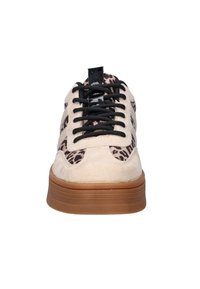 Beige suède sneakers met panterprint panelen, zwarte veters en een bruine rubberen zool. Heeft een gestructureerde bovenkant met een afgeronde neusdesign.