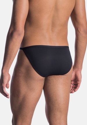 Schwarze Schwimmshorts mit einer glatten Textur, minimaler Bedeckung und einem elastischen Bund, die ein körperbetontes Design und klare Linien präsentieren.