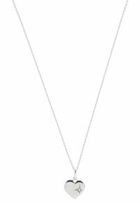 Collana con pendente a forma di cuore in argento con finitura lucida, caratterizzata da un design a stella, attaccata a una catena fine.