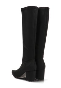 Botas negras hasta la rodilla, hechas de un tejido suave, con tacón cuadrado y punta redonda, y un diseño elegante y minimalista.